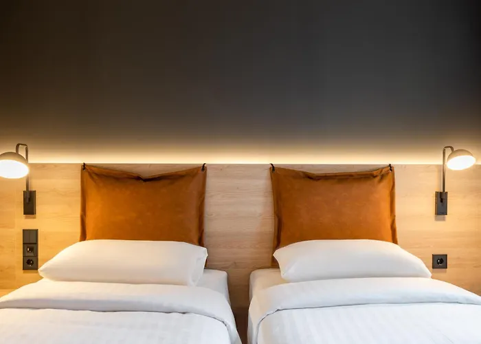 Hotel Moxy Neustadt 3*