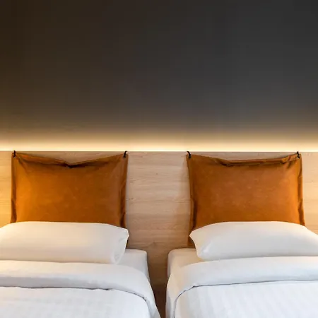 Hotel Moxy Neustadt 3*